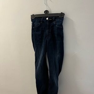 Cute high waisted skinny jeans.